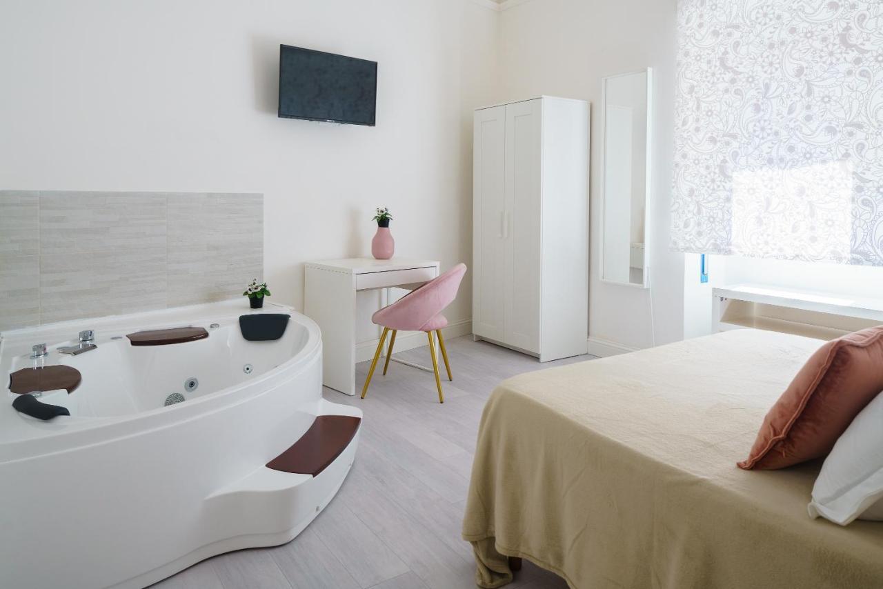Atena Rooms Cagliari Bagian luar foto