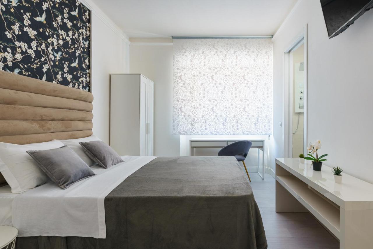Atena Rooms Cagliari Bagian luar foto
